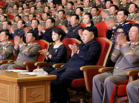 金正恩携李雪主观看人民军演出和体育比赛