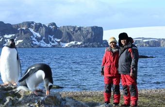 午间轻松一刻：南锣鼓巷雨儿胡同成新景点 情侣在北极求婚南极结婚