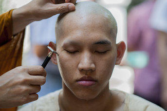 镜头记录泰国青年佛教徒剃度为僧全过程