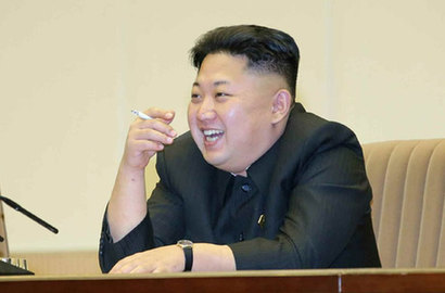 金正恩罕见公开场合抽烟 观看朝鲜士兵武术训练