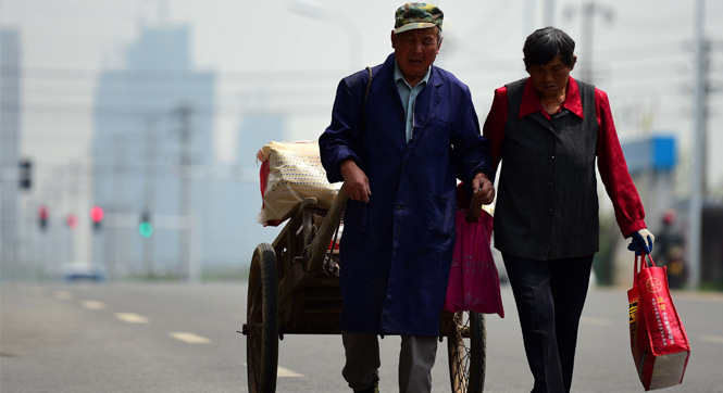 一个互不离弃的残疾家庭：肢残夫妇照顾智残哥哥半世纪