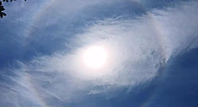 北京上空现日晕 引路人纷纷驻足观看