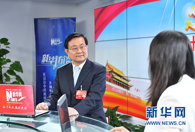 图为十九大代表,贵州省政协副主席,毕节市委书记周建琨做客新华网