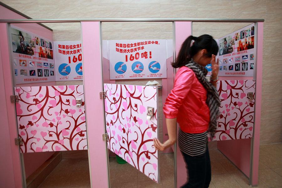 世界厕所日,全国有12所师范院校的女大学生致信本校校长,要求扩建女厕