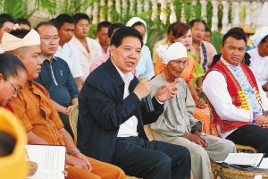 走企业进农户到边寨 省委书记基层宣讲十八大 - 新华时政 - 新华网