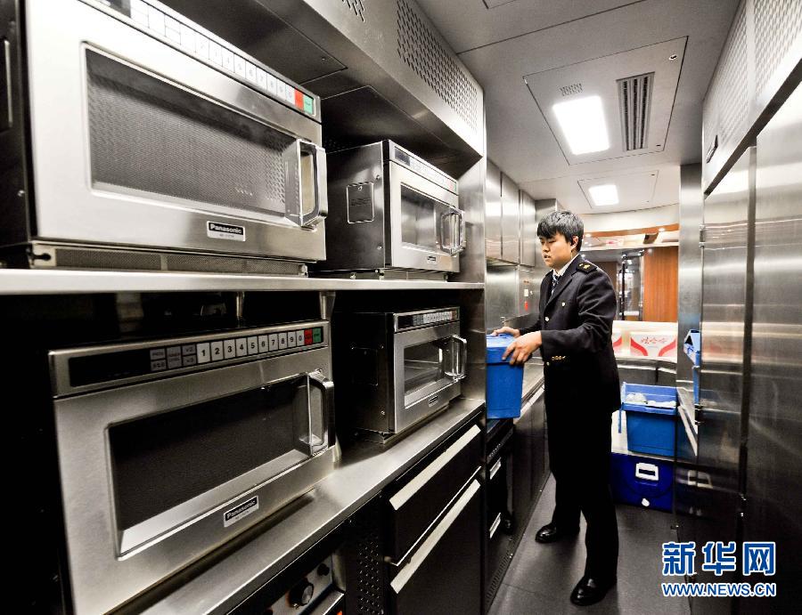 哈大高铁餐车内微波炉和保温箱硬件设备(11月30日摄).