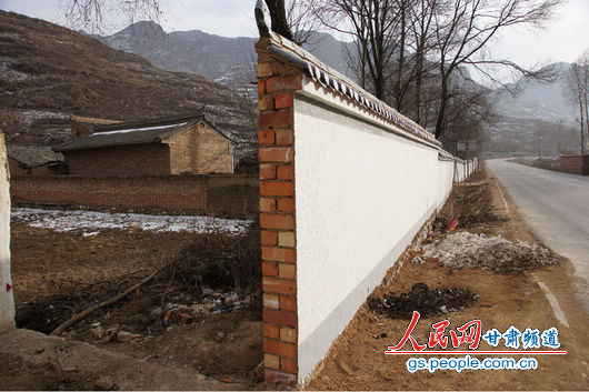 甘肃漳县大草滩乡新联村，&ldquo;遮羞墙&rdquo;外景较为整洁（人民网记者 高翔 张鹏 隋欣 摄）