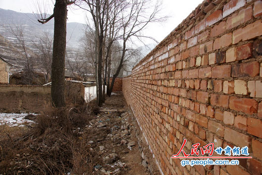 甘肃漳县大草滩乡新联村，&ldquo;遮羞墙&rdquo;内才是农户的院墙，环境杂乱（人民网记者 高翔 张鹏 隋欣 摄）