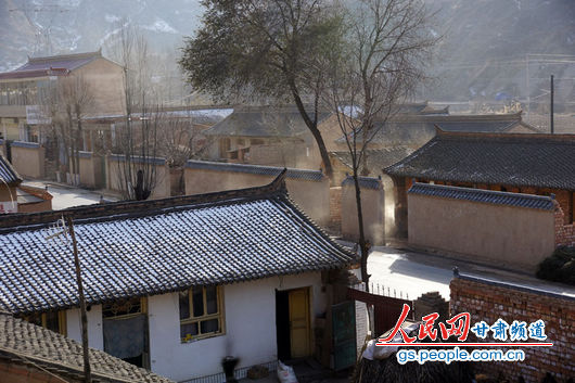 甘肃漳县殪虎桥乡东桥村里尚未粉刷的&ldquo;遮羞墙&rdquo;（人民网记者 高翔 张鹏 隋欣 摄）