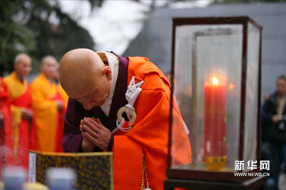 日本僧人在南京大屠杀遇难同胞纪念馆内的"遇难者名单墙"前敬香祈祷