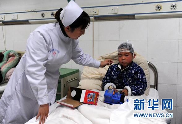 （突发事件）（1）河南光山：一男子持刀砍伤22名学生 受伤学生暂无生命危险