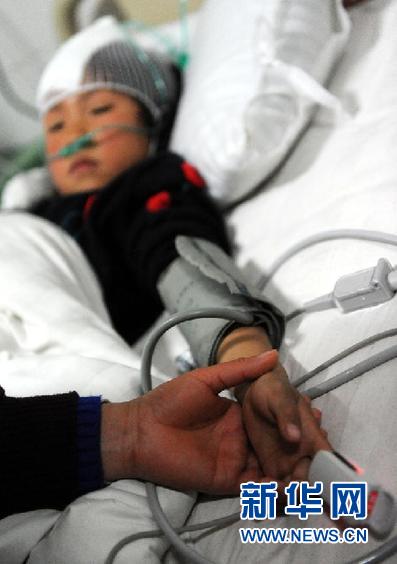 （突发事件）（3）河南光山：一男子持刀砍伤22名学生 受伤学生暂无生命危险