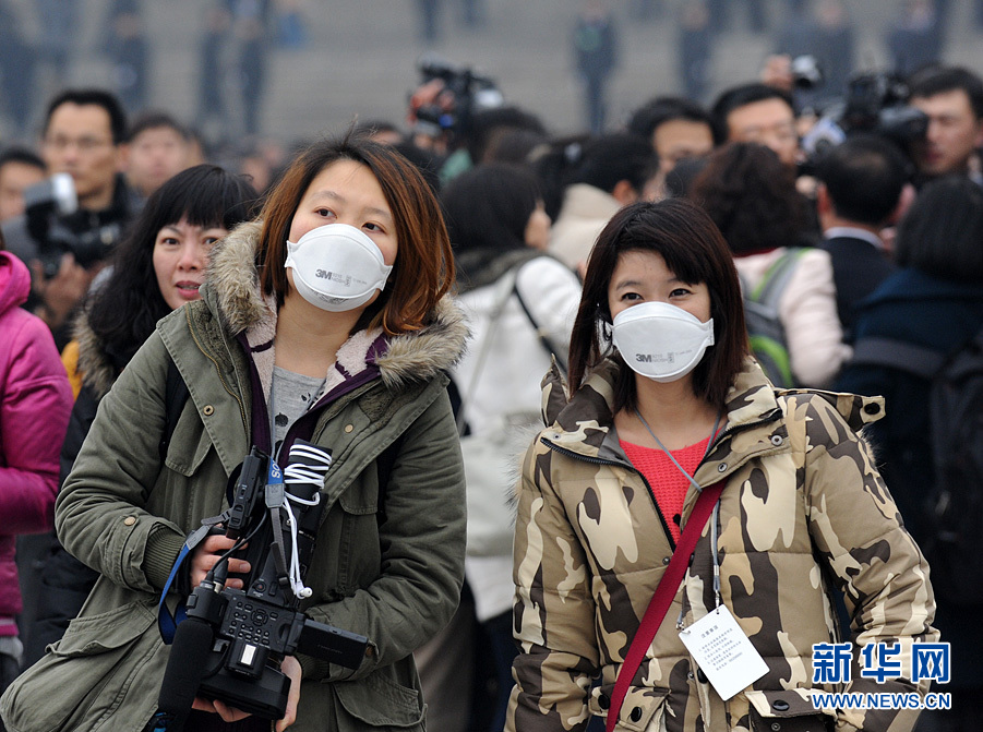 两会上的"女汉子"记者 -新华时政-新华网