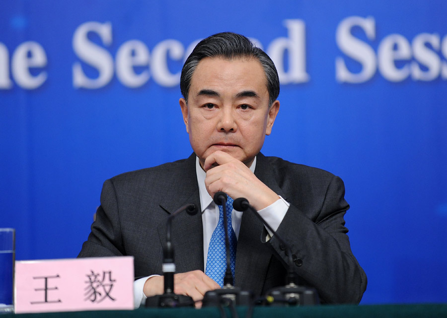 外交部部长王毅聆听记者提问