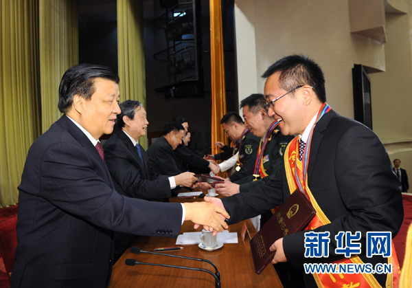 5月27日,第六次全国军转表彰大会暨2014年军转安置工作会议在北京人民大会堂召开。中共中央政治局常委、中央书记处书记刘云山出席表彰大会并讲话。这是刘云山向受表彰代表颁发荣誉证书。新华社记者饶爱民摄 5月27日,第六次全国军转表彰大会暨2014年军转安置工作会议在北京人民大会堂召开。中共中央政治局常委、中央书记处书记刘云山出席表彰大会并讲话。这是刘云山向受表彰代表颁发荣誉证书。新华社记者饶爱民摄