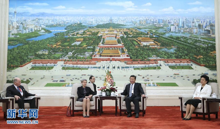 这是会议开始前，习近平会见联合国教科文组织总干事博科娃、国际工程与技术科学院理事会秘书长萨尔曼等与会外方代表。 新华社记者 兰红光摄 