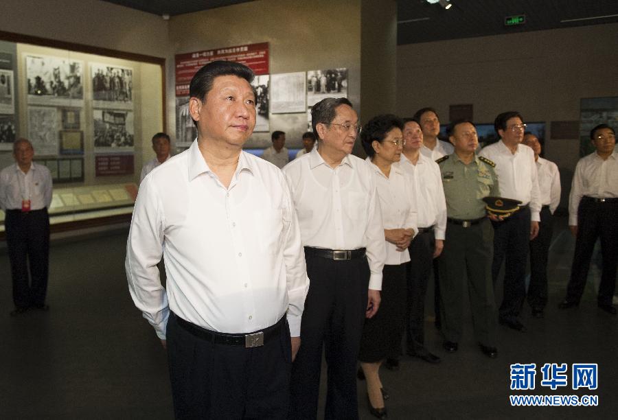 这是纪念仪式后,习近平等和各界代表走进展厅,参观“伟大胜利——纪念中国人民抗日战争暨世界反法西斯战争胜利大型主题展览”。新华社记者 黄敬文 摄 这是纪念仪式后,习近平等和各界代表走进展厅,参观“伟大胜利——纪念中国人民抗日战争暨世界反法西斯战争胜利大型主题展览”。新华社记者 黄敬文 摄