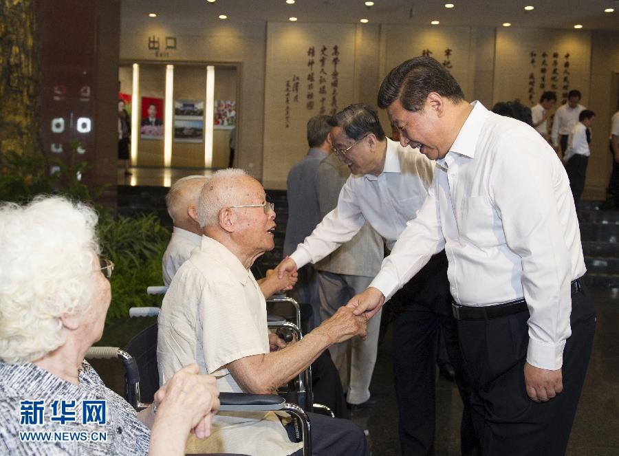 这是参观结束后,习近平等亲切看望参加仪式的抗战老战士和老同志代表。新华社记者 黄敬文 摄 这是参观结束后,习近平等亲切看望参加仪式的抗战老战士和老同志代表。新华社记者 黄敬文 摄