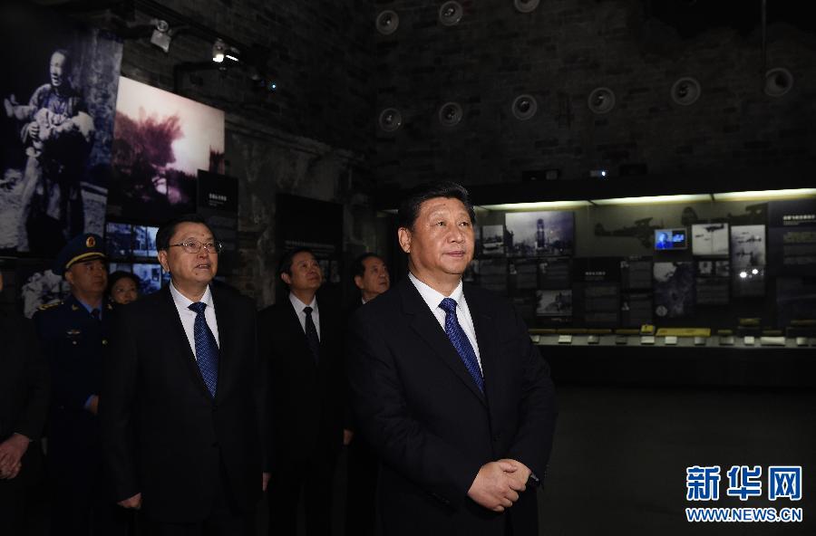 12月13日上午，中共中央、全国人大常委会、国务院、全国政协、中央军委在南京隆重举行南京大屠杀死难者国家公祭仪式。这是习近平、张德江等党和国家领导人和各界代表走进纪念馆展厅，参观《人类的浩劫&mdash;&mdash;侵华日军南京大屠杀史实展》。新华社记者 李学仁 摄