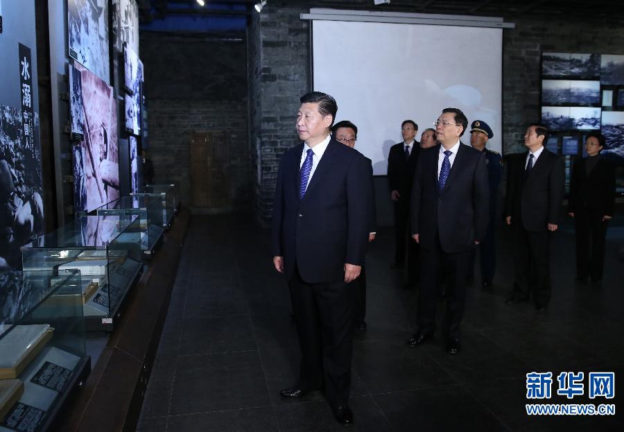 12月13日上午，中共中央、全国人大常委会、国务院、全国政协、中央军委在南京隆重举行南京大屠杀死难者国家公祭仪式。这是习近平、张德江等党和国家领导人和各界代表走进纪念馆展厅，参观《人类的浩劫&mdash;&mdash;侵华日军南京大屠杀史实展》。新华社记者 兰红光 摄