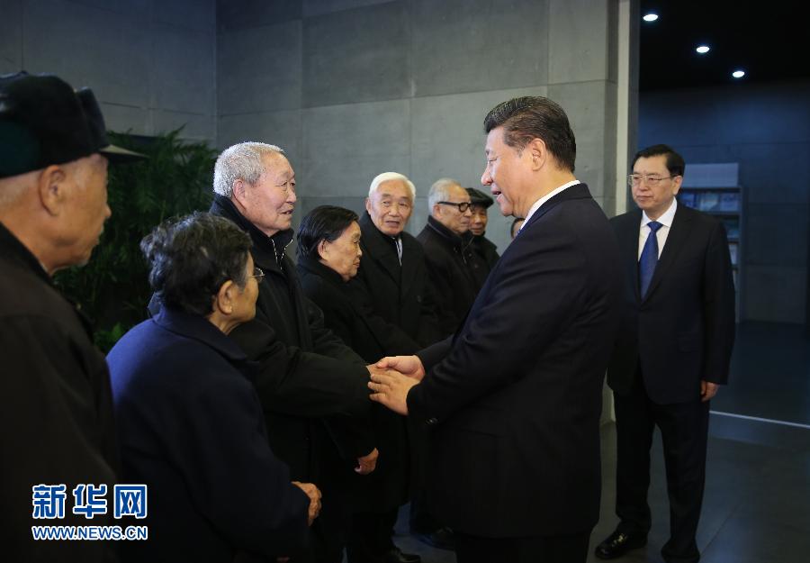 12月13日上午，中共中央、全国人大常委会、国务院、全国政协、中央军委在南京隆重举行南京大屠杀死难者国家公祭仪式。这是习近平、张德江等亲切会见参加仪式的南京大屠杀幸存者代表和遇难同胞遗属代表。新华社记者 兰红光 摄