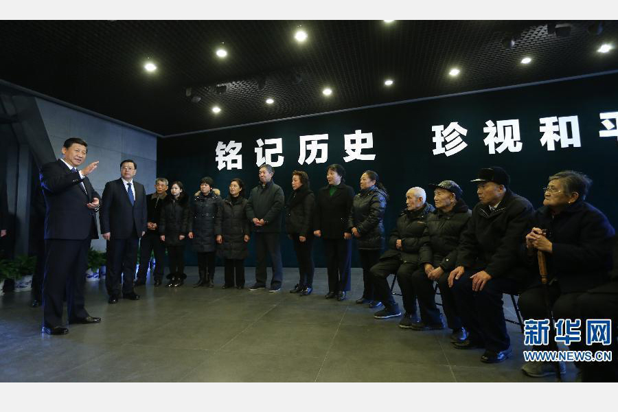 12月13日上午，中共中央、全国人大常委会、国务院、全国政协、中央军委在南京隆重举行南京大屠杀死难者国家公祭仪式。这是习近平、张德江等亲切会见参加仪式的南京大屠杀幸存者代表和遇难同胞遗属代表。新华社记者 兰红光 摄 