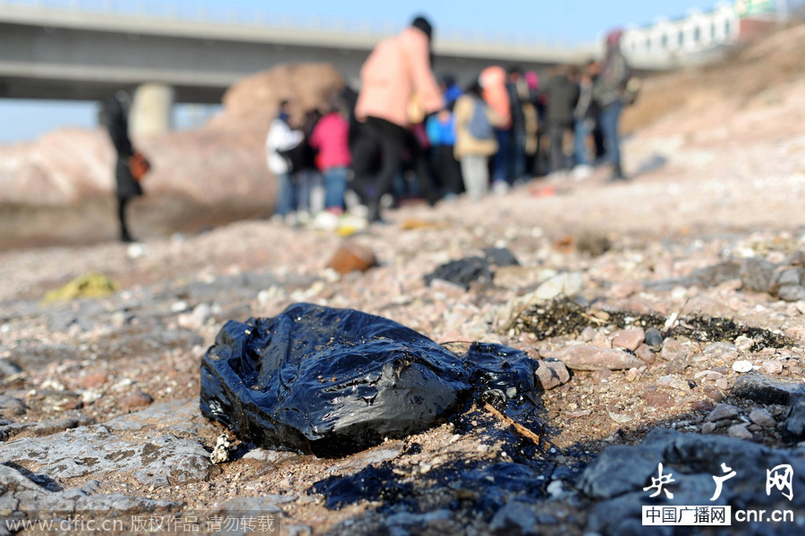 青岛胶州湾海滩现200米长原油污染带