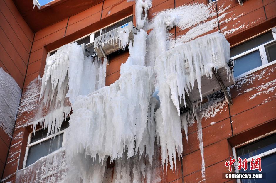内蒙古牙克石一酒店房屋漏水成冰挂