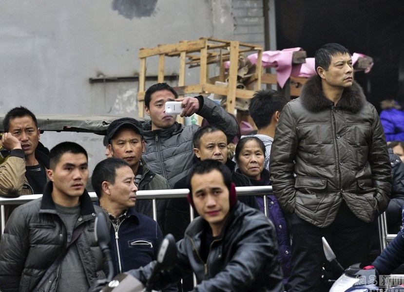 街上围观的人排行一公里,不少人拿出手机拍照.华西都市报/吕甲