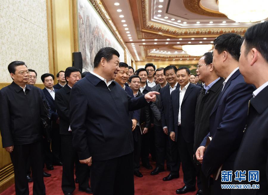 1月12日,中共中央总书记、国家主席、中央军委主席习近平在北京主持召开座谈会,同中央党校第一期县委书记研修班学员进行座谈并发表重要讲话。这是座谈会后,习近平与研修班学员亲切交流。新华社记者 饶爱民 摄 1月12日,中共中央总书记、国家主席、中央军委主席习近平在北京主持召开座谈会,同中央党校第一期县委书记研修班学员进行座谈并发表重要讲话。这是座谈会后,习近平与研修班学员亲切交流。新华社记者 饶爱民 摄