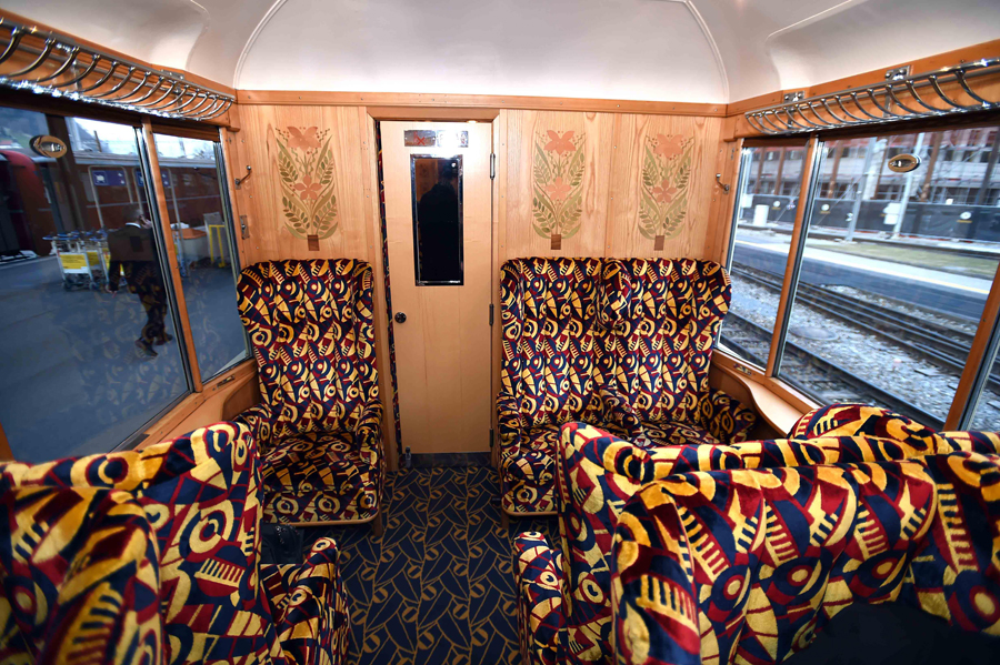 (专列内饰民族风浓郁.摄影:李涛)