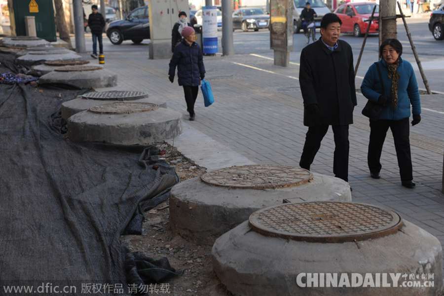 山东济南道边井盖加高 酷似&ldquo;坟堆&rdquo;引路人吐槽