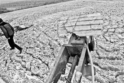 距离静宁饮用水生命线&ldquo;甘泉调水&rdquo;仅五公里，前一年生产的废渣仍散发酸臭