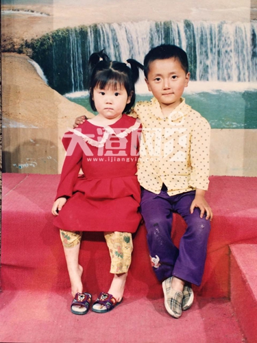 当年，两个小朋友的合影