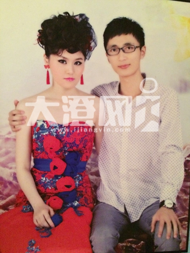 两人用当年同样的姿势和表情拍摄的照片
