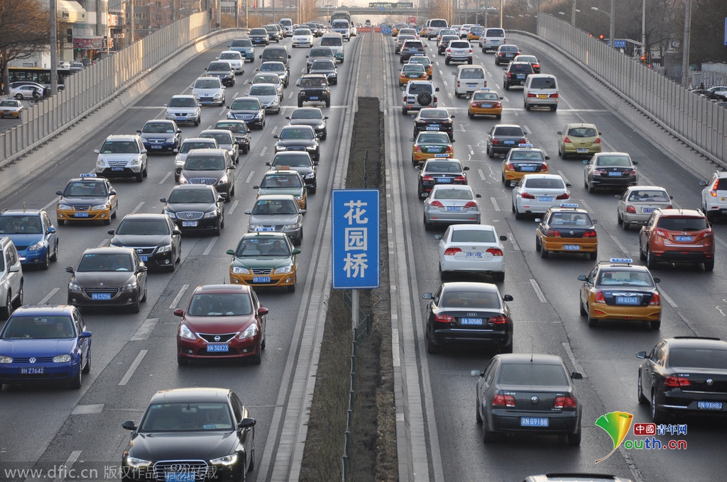 北京小年夜交通拥堵车辆排成百米长龙