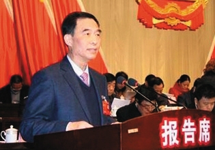 2月6日，山西省运城市盐湖区人代会上，盐湖区人大主任李治正在作五言诗报告。