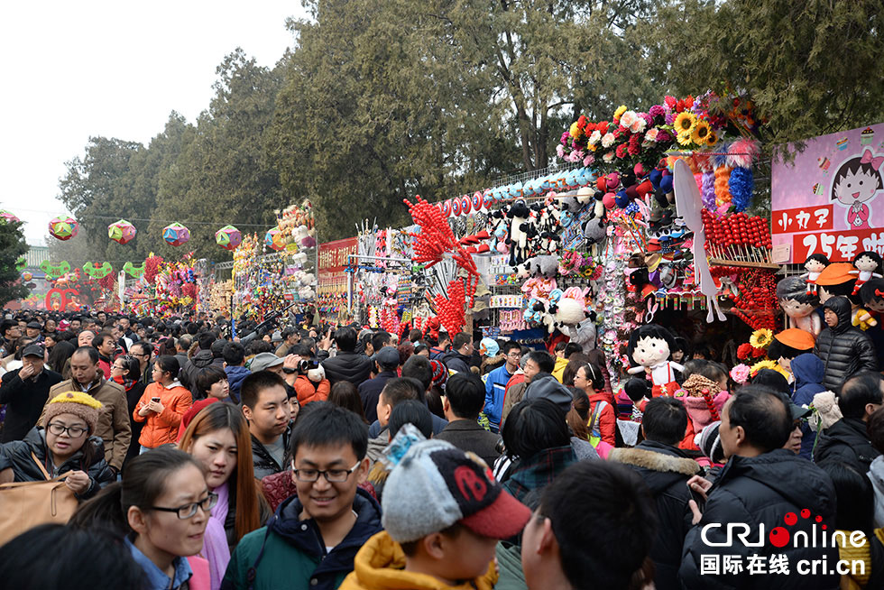 北京地坛庙会年味十足 人气爆棚