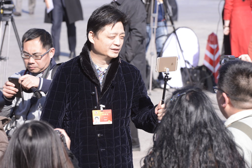 政协委员表情秀:崔永元举架卖萌玩自拍