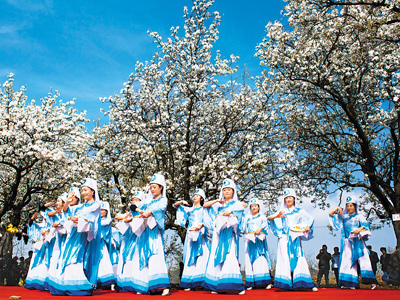 云南昭通梨花节开幕