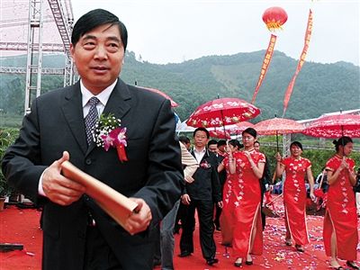 仇和从政往事:寺庙拜佛 开发商送美元帮其"捐功德"