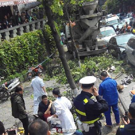 重庆水泥罐车冲上人行道 1死3伤