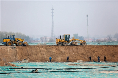 昨日，朝阳循环经济产业园，高安屯卫生填埋场。此填埋场2008年在全国率先实现全场膜覆盖，并自主研发了膜下抽气系统。新京报记者 侯少卿 摄