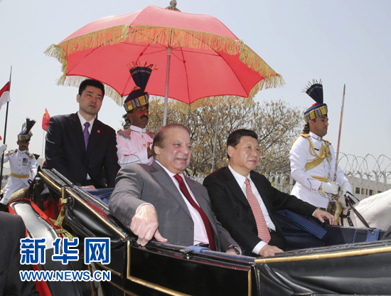 这是习近平在巴基斯坦总理谢里夫的陪同下，乘坐总统礼宾马车前往总统府。新华社记者 兰红光 摄