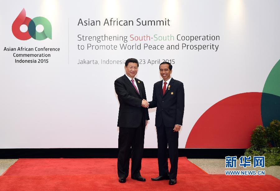 4月22日，国家主席习近平在印度尼西亚首都雅加达出席亚非领导人会议开幕式并发表讲话。这是习近平同印度尼西亚总统佐科握手。新华社记者 谢环驰 摄 