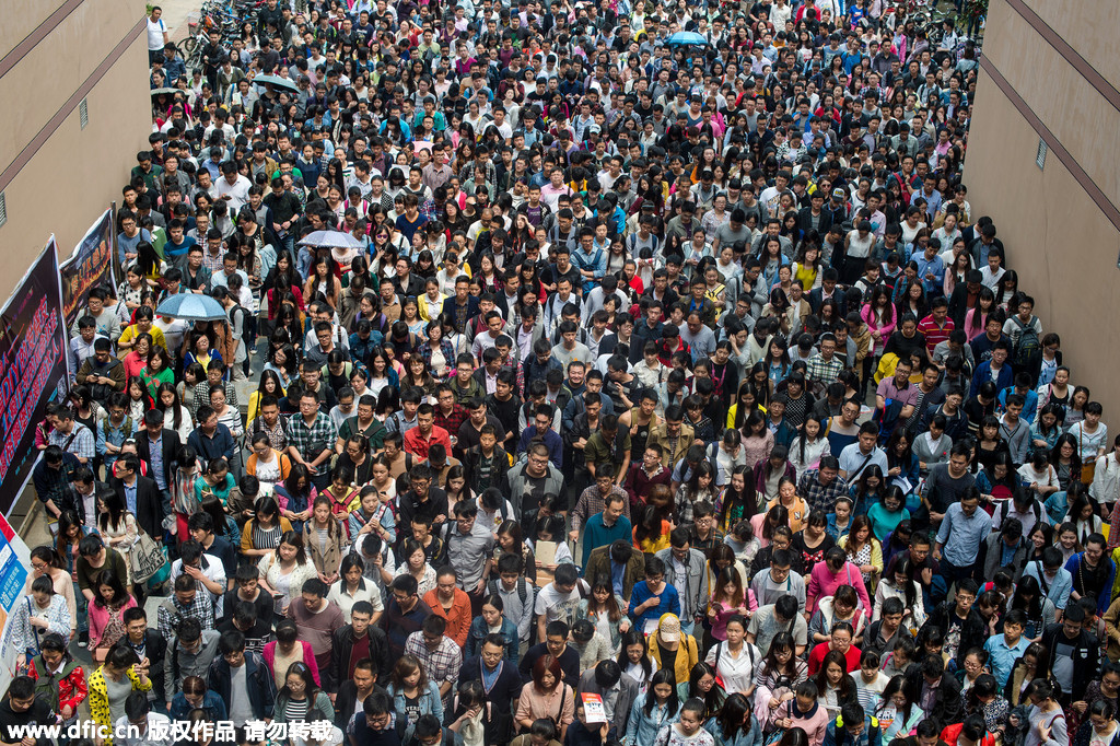 武汉10万人竞逐5700公务员岗位考生进场人潮涌动