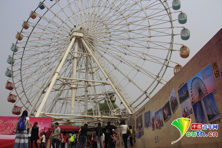 北京市石景山游乐园为了纪念29岁的摩天轮即将"退役",制作了展示墙.