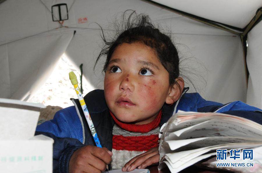 5月4日,西藏定日县绒辖乡帐篷学校的一名学生在听讲.