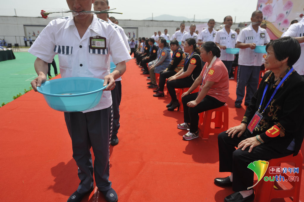 安徽铜陵:服刑人员向母亲行三叩九拜大礼表达感恩