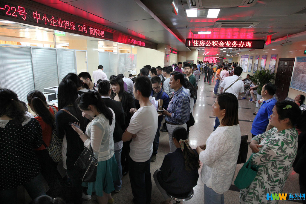 郑州公积金办事大厅门口排长队 购房者睡门前